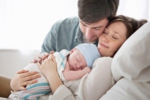 Chăm sóc sản phụ sau sinh Chồng và người thân nên trợ giúp bà đẻ
