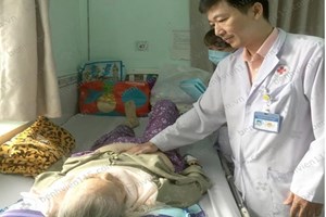 Áp xe lớn ở mông do vi khuẩn kháng sinh